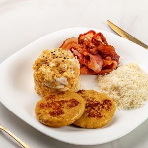 Arepas con bacon huevo y queso
