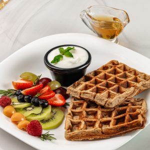 Waflesde Guineo con Frutas